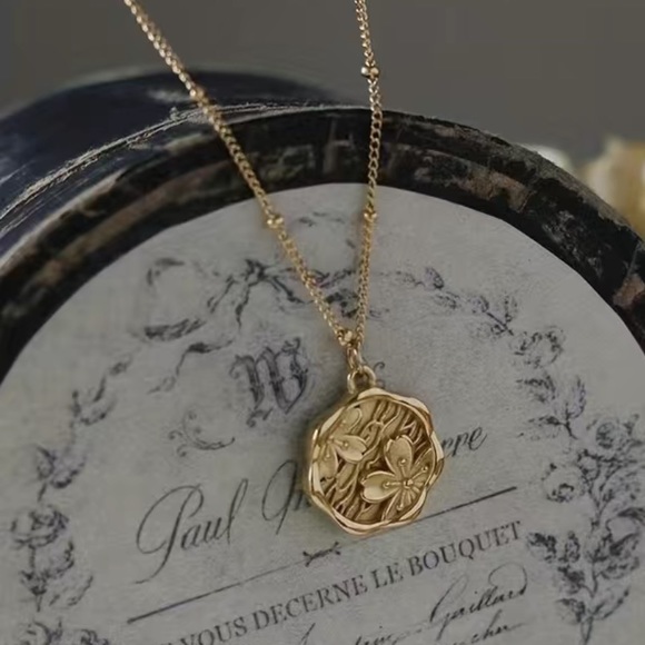 NEW Gold Tone Round Tag Floral Print Necklace - Picture 3 of 4